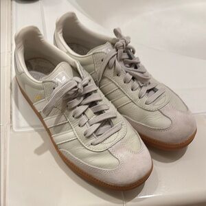 Adidas women’s off-white Sambas